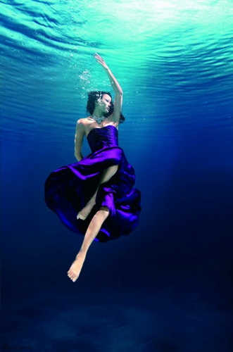 中國(guó)花游美女拍攝水下時(shí)裝片