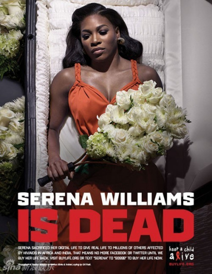 小威躺進(jìn)棺材 “世界艾滋病日”拍公益廣告