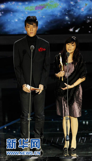 劉翔燙頭畫眼線煙熏妝亮相 網(wǎng)友大呼