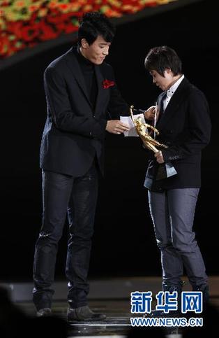 劉翔燙頭畫(huà)眼線煙熏妝亮相 網(wǎng)友大呼