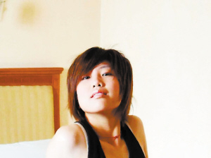 走進中國女足隊員閨房 床上布滿衣服化妝品