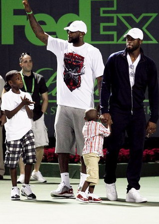 熱火兩巨頭現(xiàn)身網(wǎng)球場助陣納達爾