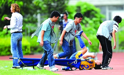 球場(chǎng)暗算又出新招 擔(dān)架員故意摔客隊(duì)傷員