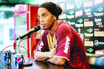 可口可樂代言人誤飲百事 小羅一口喝掉148萬美金