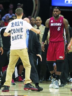 騎士球迷沖入球場呼喚詹姆斯：我們想你，回來吧