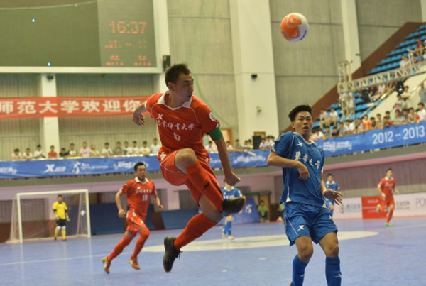 特步大五聯(lián)賽南大區(qū)賽開賽 “吸引”《天天向上》欄目組到場