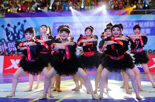 玩轉(zhuǎn)賽場 天天向上：特步足球啦啦隊(duì)開創(chuàng)中國校園五人制足球賽事新模式