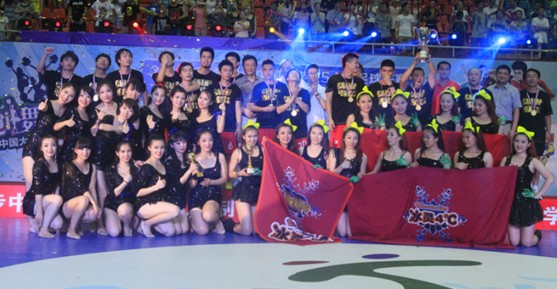 玩轉(zhuǎn)賽場 天天向上：特步足球啦啦隊(duì)開創(chuàng)中國校園五人制足球賽事新模式