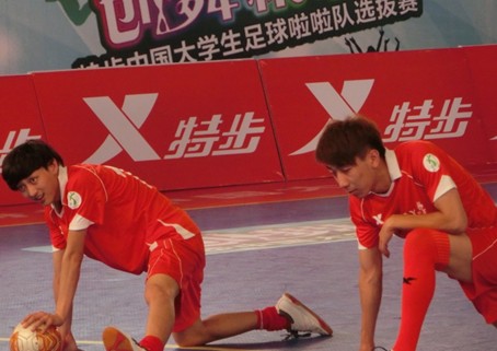 特步大五聯(lián)賽之明星賽現(xiàn)場(chǎng) 女球迷千里追“星”