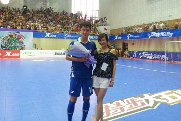 特步大五聯(lián)賽之明星賽現(xiàn)場(chǎng) 女球迷千里追“星”