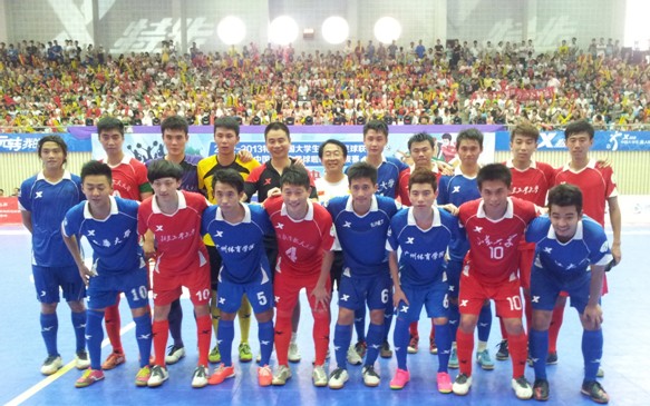 特步大五聯(lián)賽之明星賽現(xiàn)場(chǎng) 女球迷千里追“星”