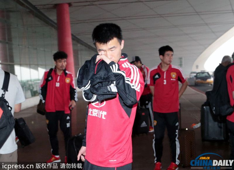 國(guó)足集結(jié)出征東亞杯 隊(duì)員睡眼惺忪略顯疲憊