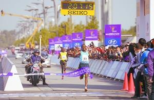 北京馬拉松閉幕 男女冠軍都說(shuō)天兒好跑得快