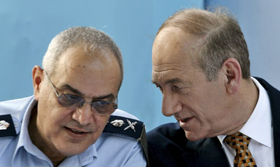Israeli Prime Minister Ehud Olmert (R) speaks with Israeli army Chief of Staff General Dan Halutz during a military ceremony in a military base near Tel Aviv in this August 1, 2006 file photo. The chief of Israel's armed forces has tendered his resignation in light of an internal probe into last year's war against Hezbollah guerrillas in Lebanon, a military spokeswoman said on January 17, 2007.
