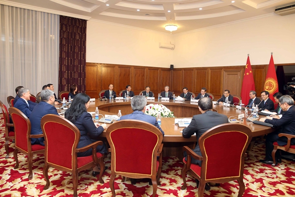 Premier Li meets with Kyrgyz president