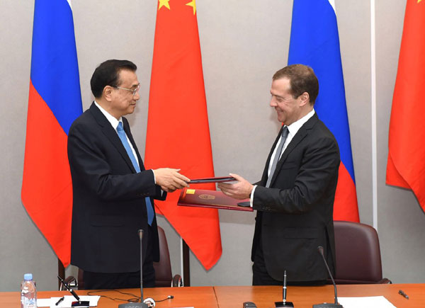 Premier Li, Medvedev attend signing ceremony