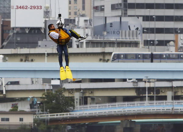 A rescue diver of the Tokyo Metropolitan Police Department carries a man during an earthquake disaster drill in Tokyo Sept 1, 2011. Japan disaster drills hold greater sense of urgency