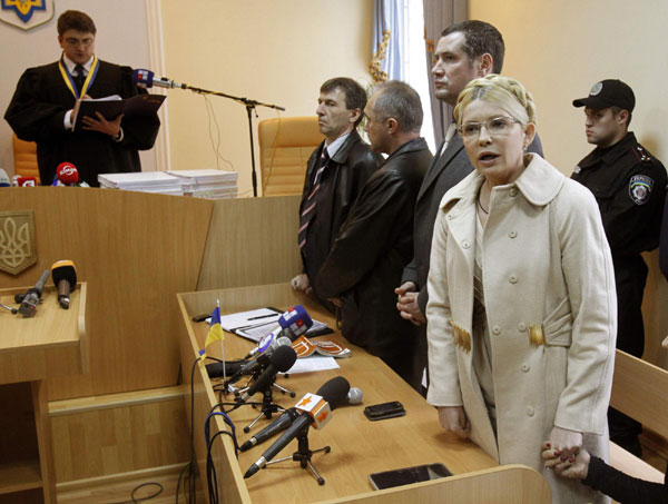 Ukrainian ex-prime minister Yulia Tymoshenko (R) speaks during a session at the Pecherskiy district court in front of judge Rodion Kireyev (L) in Kiev October 11, 2011. Court jails Ukraine ex-PM Tymoshenko for 7 years