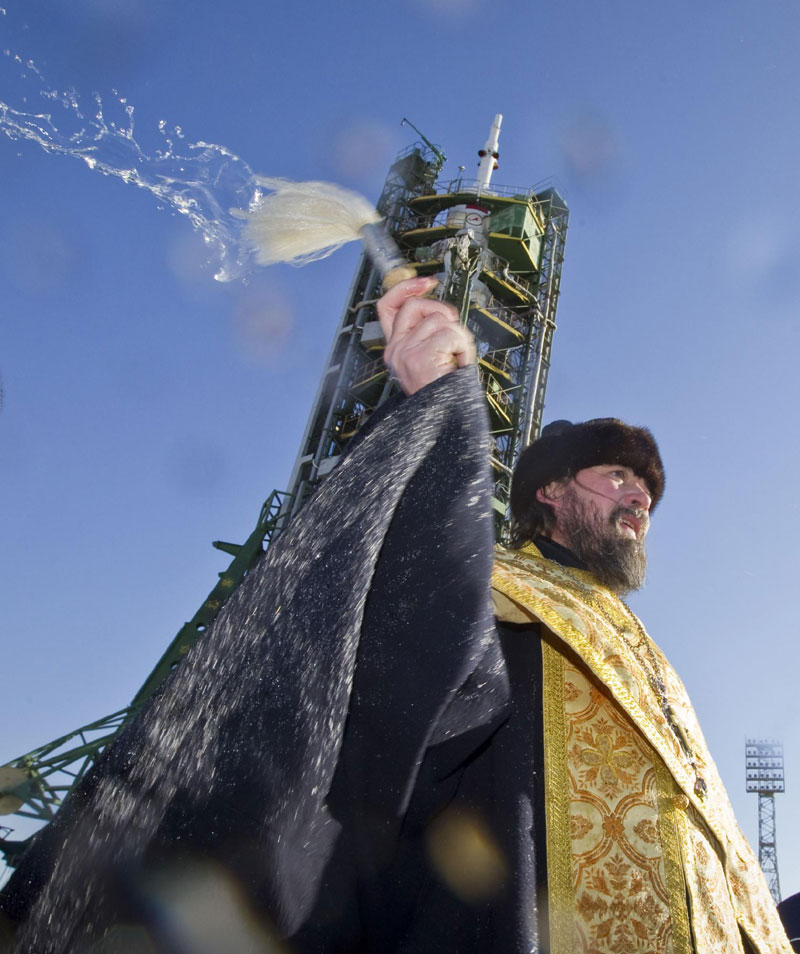 An Orthodox priest conducts a blessing service in front of the Soyuz TMA-07M spacecraft at the Baikonur cosmodrome, Dec 18, 2012. Images of the day - Dec 18