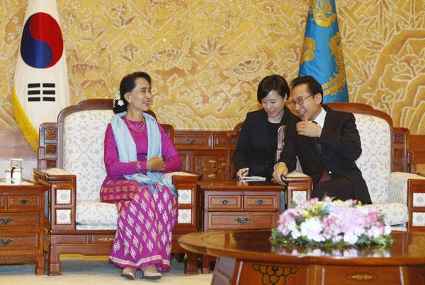 Myanmar's pro-democracy leader Aung San Suu Kyi (L) listens to South Korea's President Lee Myung-bak at the presidential Blue House in Seoul January 29, 2013. Nobel Peace laureate Suu Kyi arrived in Seoul on Monday for a five-day visit.[ S. Korean leaders meet with Aung San Suu Kyi