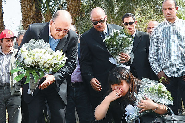Ezat Saad, governor of the ancient temple city of Luxor (left), and Japanese Okumura Hatsuko (right), director of the Japanese division of an Egyptian travel agency, lay flowers in the site of a hot air balloon accident on Thursday. Khaled Desouki / Agence France-Presse Egypt balloon crash not a criminal act