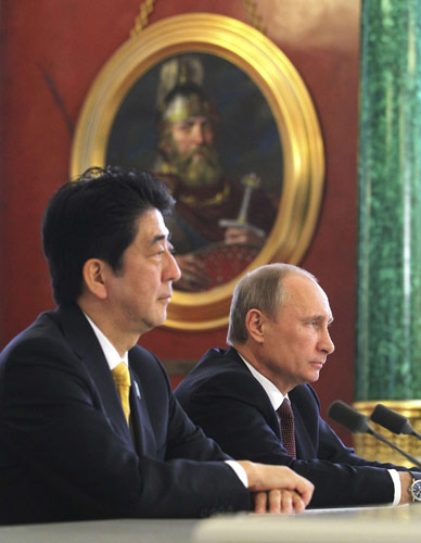 Japan's Prime Minister Shinzo Abe (L) and Russia's President Vladimir Putin attend a news conference at the Kremlin in Moscow April 29, 2013. Russia, Japan try to bridge gaps on thorny issues