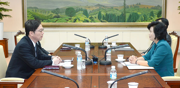 Head of ROK delegation for an inter-Korean working-level talks, Chun Hae-sung (L) talks with his DPRK counterpart Kim Song-hye in Panmunjom, June 9, 2013. ROK, DPRK conclude morning working contact
