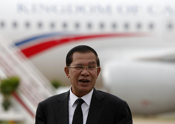 Cambodia's Prime Minister Hun Sen arrives at Phnom Penh international Airport, August 12, 2013. Cambodia's main opposition party on Monday rejected official results showing the ruling party of Prime Minister Hun Sen won last month's election, and called on the international community not to recognize the result. Row over Cambodia poll results heats up