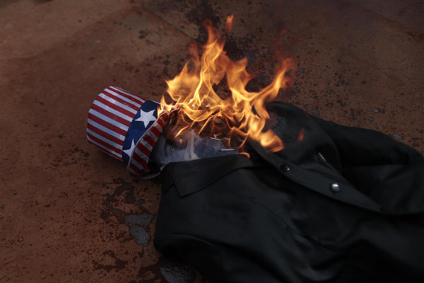 A burning effigy of U.S. President Barack Obama is seen during a protest by a students' national union against possible U.S. military action in Syria, in front of the U.S. embassy in Brasilia September 6, 2013. Obama rejects G20 pressure to abandon Syria plan