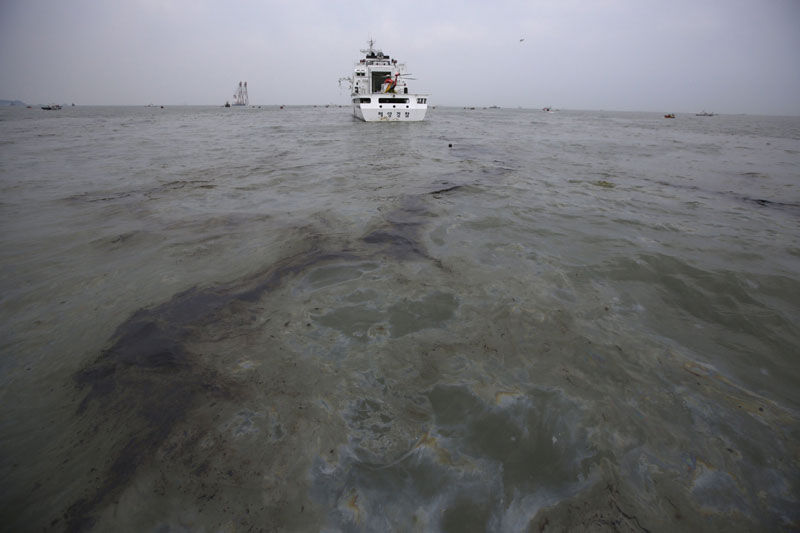 Sunken ferry relatives give DNA swabs to help identify victims