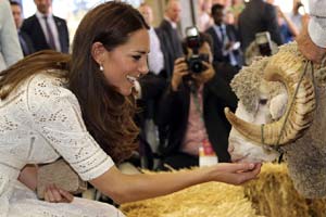 Prince William, Kate visit Ayers Rock