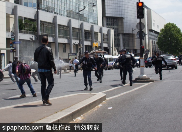 Taxi-Uber drivers clash in Paris