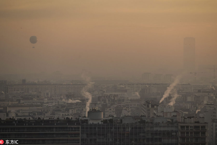Paris limits vehicle use to fight pollution