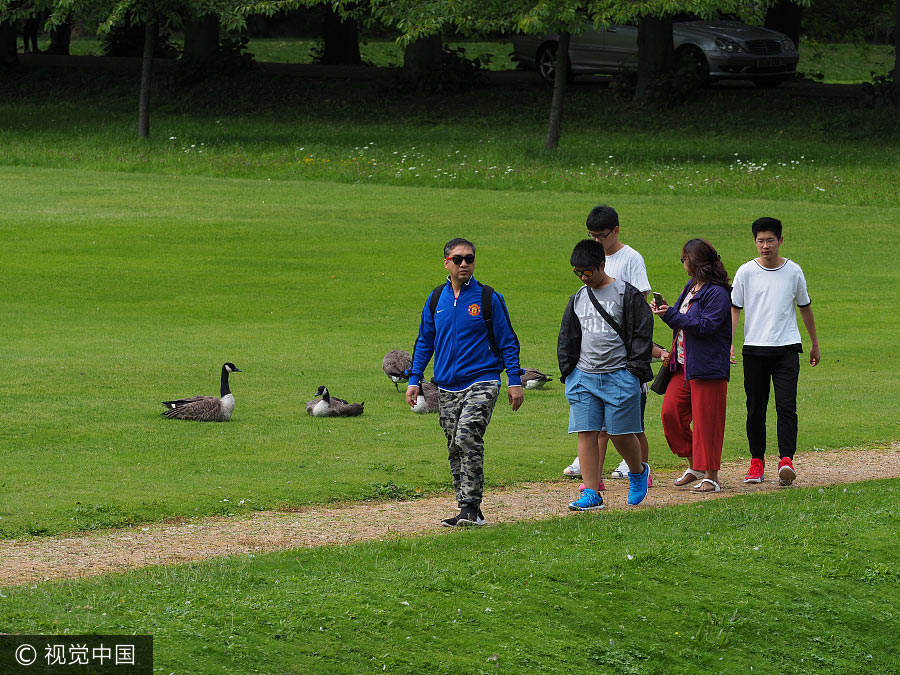 Chinese tourists joins crowd at Cambridge