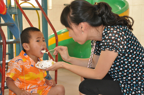這一刻孤獨的心靈充滿陽光 - 海南航空員工六一慰問兒童