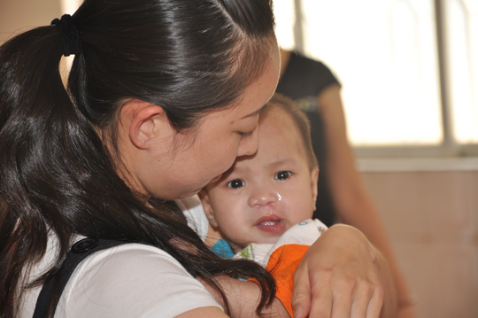 這一刻孤獨的心靈充滿陽光 - 海南航空員工六一慰問兒童