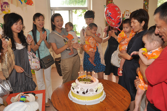 這一刻孤獨的心靈充滿陽光 - 海南航空員工六一慰問兒童