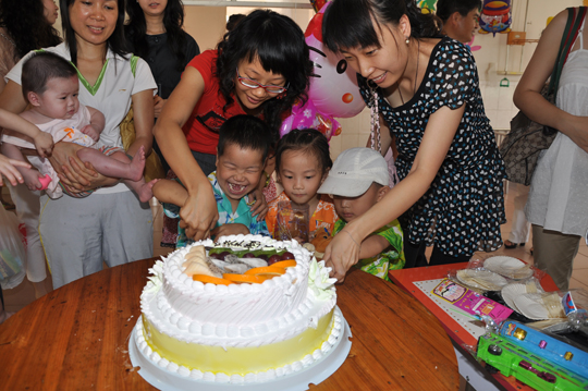 這一刻孤獨的心靈充滿陽光 - 海南航空員工六一慰問兒童