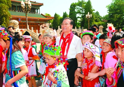 溫家寶總理和各族兒童在中南海共度“六一”兒童節(jié)側(cè)記
