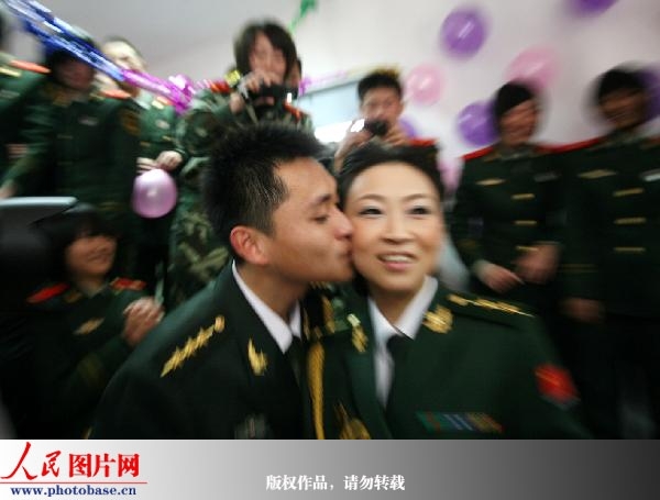 58位老兵當(dāng)伴娘 軍隊(duì)舉辦特殊婚禮