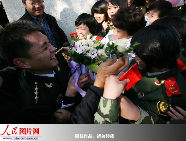 58位老兵當(dāng)伴娘 軍隊(duì)舉辦特殊婚禮